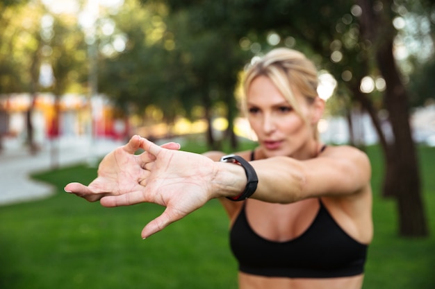 Incredibile forte giovane donna sportiva fa esercizi sportivi