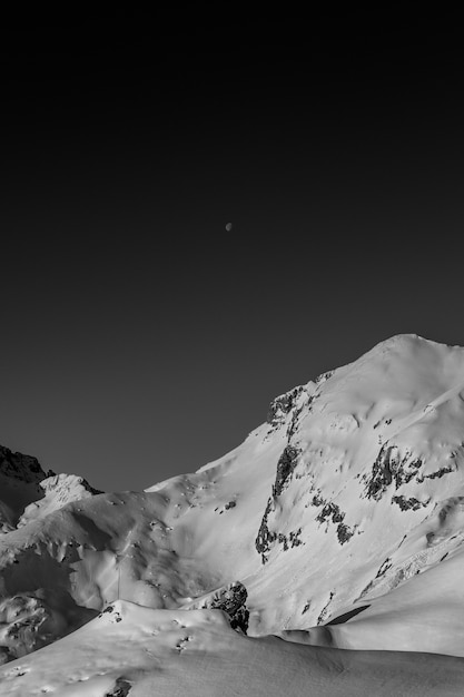 Incredibile fotografia in bianco e nero di bellissime montagne e colline con cieli scuri