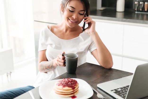 Incredibile giovane donna che parla al telefono