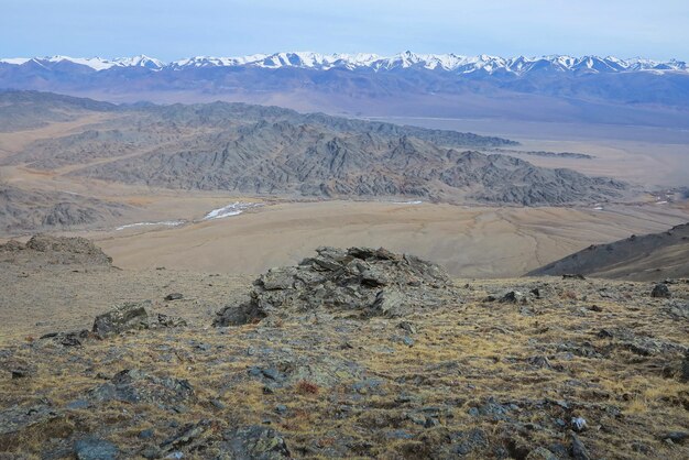 Incredibile paesaggio invernale in Mongolia Scena colorata nel Parco nazionale Tsagaan Shuvuut delle montagne