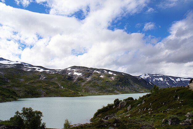 Incredibile paesaggio montuoso con un bellissimo lago in Norvegia