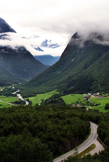 Incredibile paesaggio montuoso con una natura norvegese mozzafiato in Norvegia