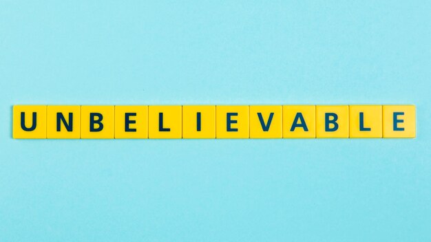 Incredibile parola su piastrelle a scrabble