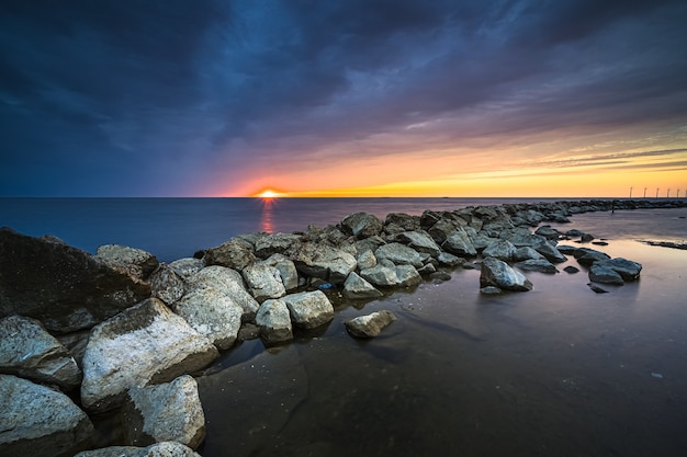 Incredibile scatto di un confine roccioso naturale su un bellissimo tramonto