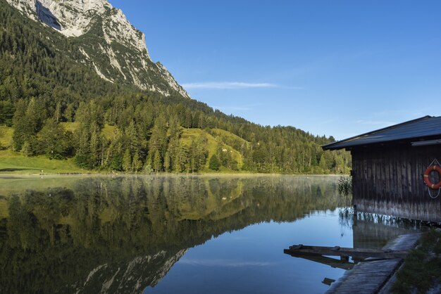 Incredibile scatto di una casa in legno nel lago Ferchensee in Baviera, Germania