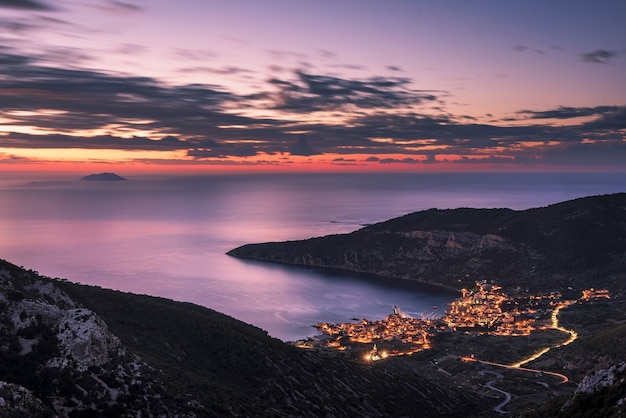 Incredibile scatto panoramico della città di Komiza di fronte al mare Adriatico dall'isola di Vis in Croazia
