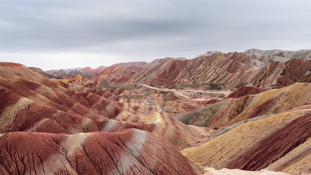 Incredibile scenario di montagne colorate sotto un cielo nuvoloso