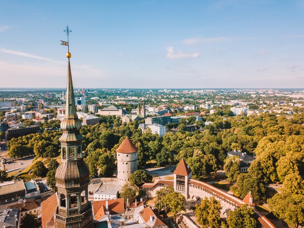 Incredibile skyline aereo della piazza del municipio di Tallinn con la piazza del mercato vecchio, Estonia