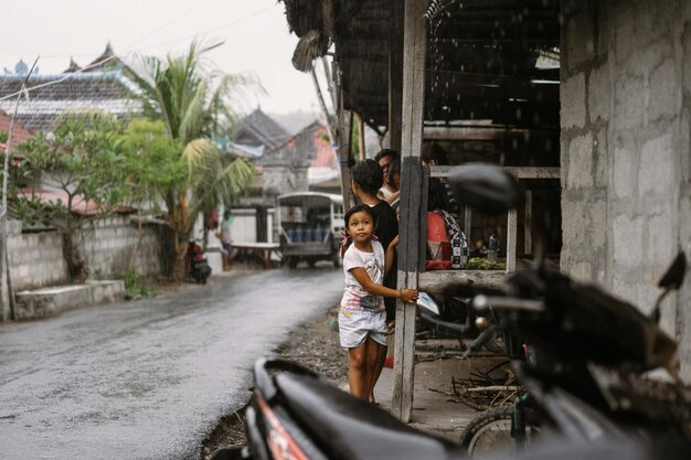 Indonesia Bali bambini sotto la pioggia