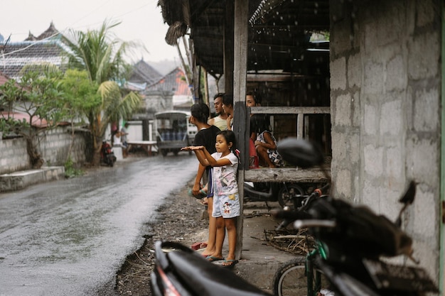 Indonesia Bali bambini sotto la pioggia