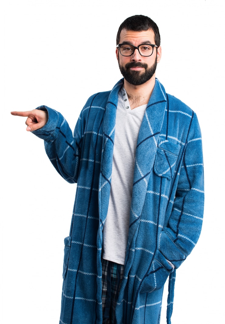 Foto gratuito indossare abiti pigiami allegro adulto