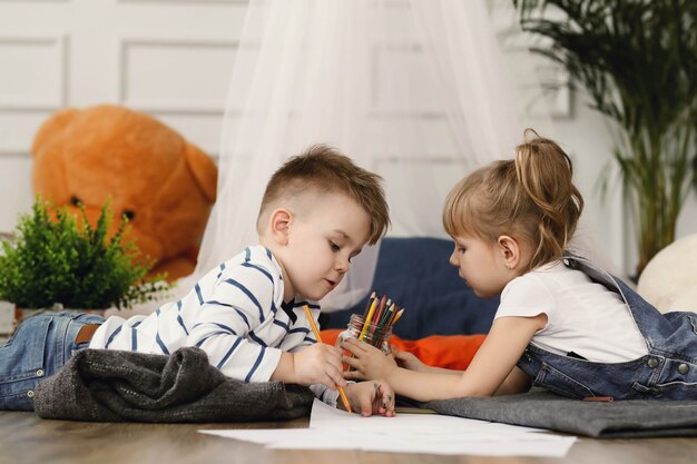 Infanzia. Due bambini a casa