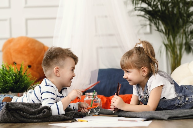 Infanzia. Due bambini a casa