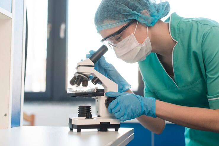 Foto gratuito infermiera ad alto angolo di lavoro