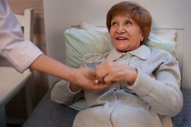 Infermiera femminile che si prende cura della persona anziana