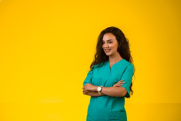 Infermiera femminile chiudendo le mani e sorridendo