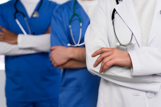 Infermiere e team medico pronto per la giornata di lavoro