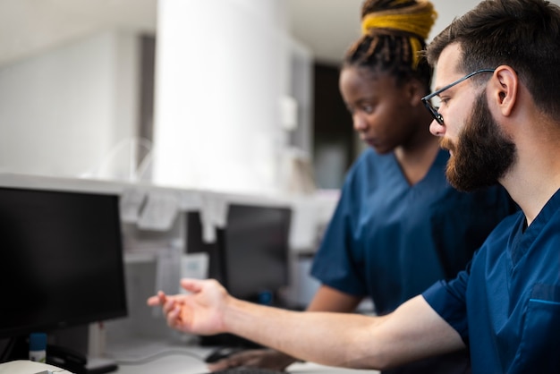 Infermieri di vista laterale che lavorano insieme