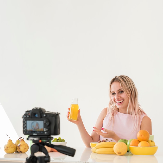 Influencer bionda che registra cibo nutrizionale