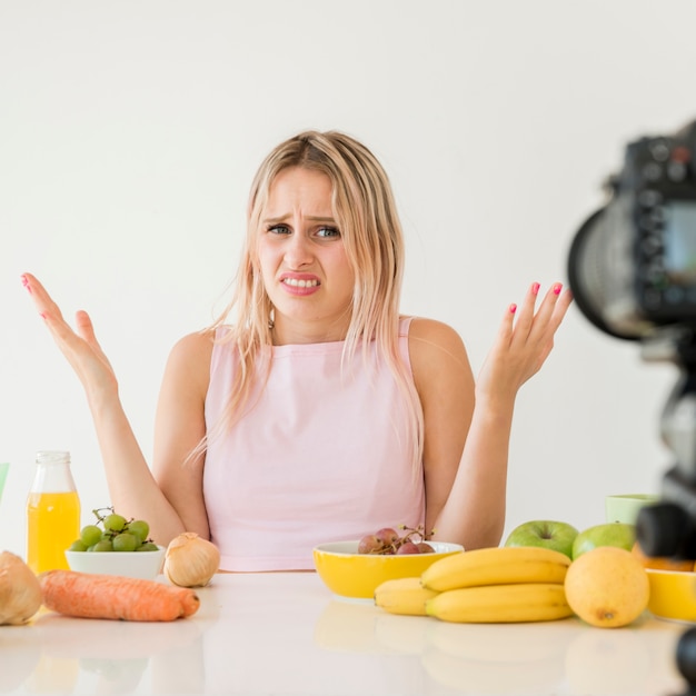 Influencer bionda che registra cibo nutrizionale