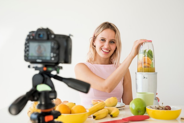 Influencer bionda che registra cibo nutrizionale