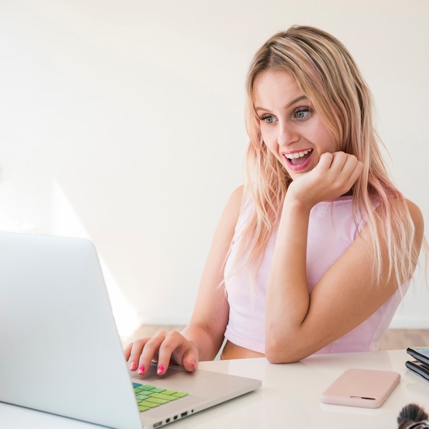 Influencer bionda con laptop