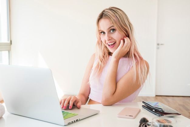 Influencer bionda con laptop