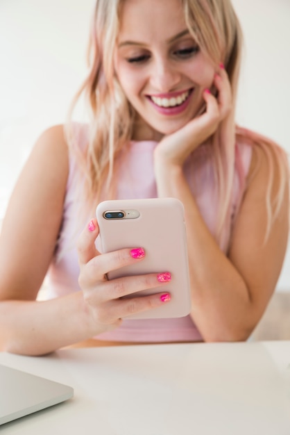 Influencer biondo che utilizza il telefono cellulare