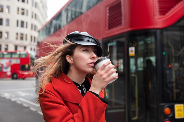 Influencer che passeggia e beve caffè in città