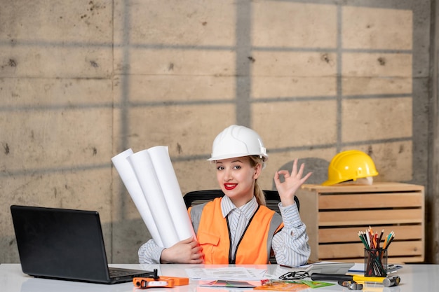 Ingegnere carino giovane bionda ragazza intelligente lavoratore civile in casco e giubbotto molto fiducioso