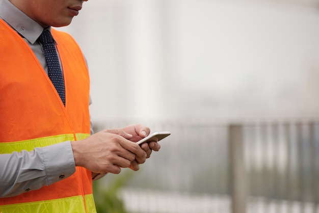 Ingegnere che controlla telefono