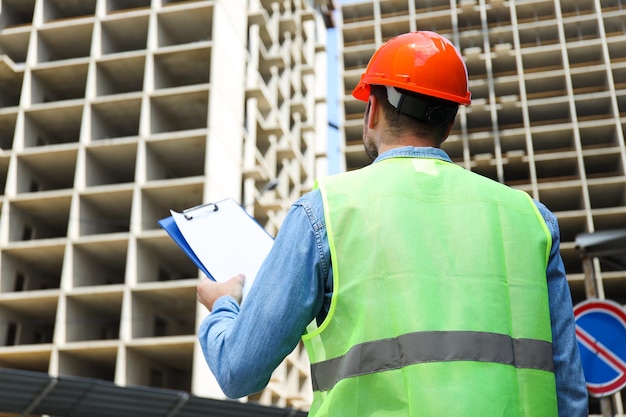 Ingegnere civile in cappello di sicurezza con appunti contro la costruzione