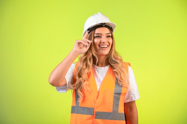 Ingegnere femminile responsabile in casco bianco e attrezzi con un'idea.