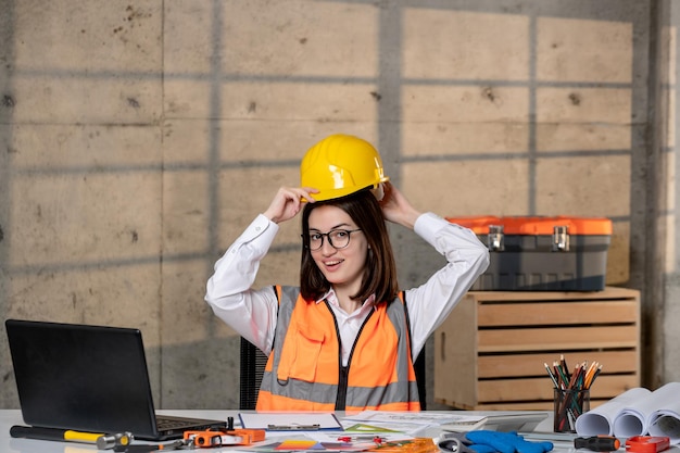 Ingegnere giovane carina ragazza bruna intelligente lavoratore civile in casco e giubbotto finito lavoro