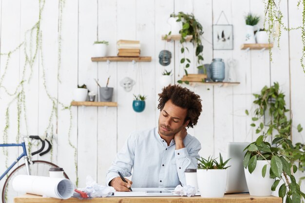 Ingegnere professionista qualificato di successo di una grande società di costruzioni che lavora su disegni