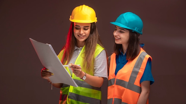 Ingegneri edili femminili che lavorano insieme e discutono il piano di progetto.