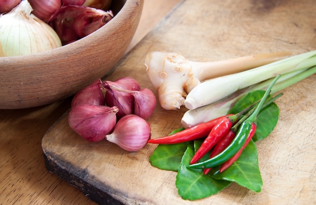 Ingrediente alimentare caldo e piccante con cipolle in ciotola di legno