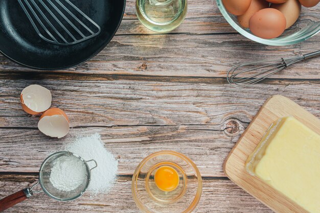 Ingrediente di cottura: farina, uovo, latte e mattarello, vista dall'alto