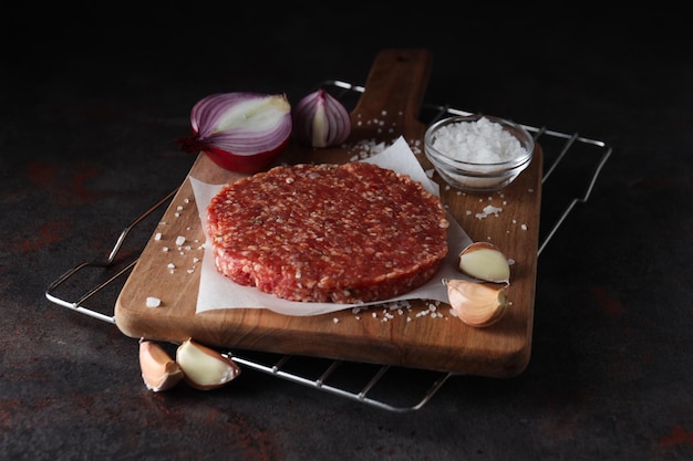 Ingrediente per cucinare carne macinata alla griglia