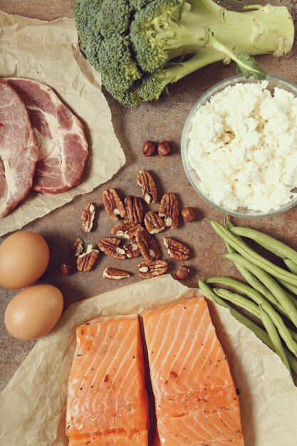 Ingredienti alimentari sani sul tavolo rustico