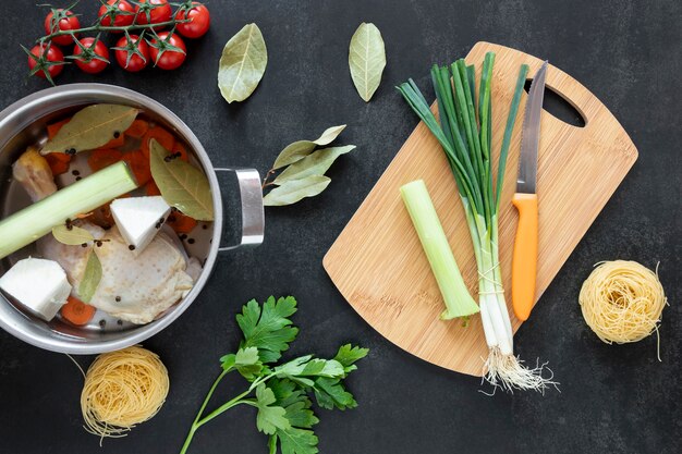 Ingredienti alimentari vegetariani sani per la zuppa