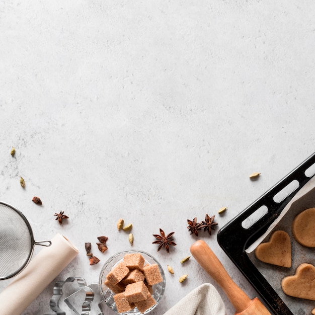 Ingredienti da forno vista dall'alto con vassoio per biscotti