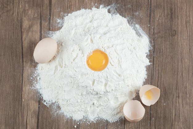 Ingredienti del makong della torta dolce sul bordo di legno.