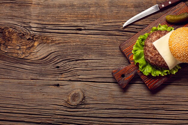 Ingredienti dell&#39;hamburger di vista superiore su un tagliere
