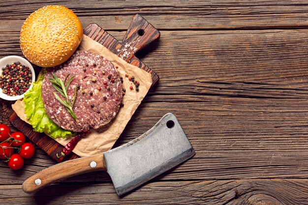 Ingredienti dell&#39;hamburger di vista superiore sulla tavola di legno