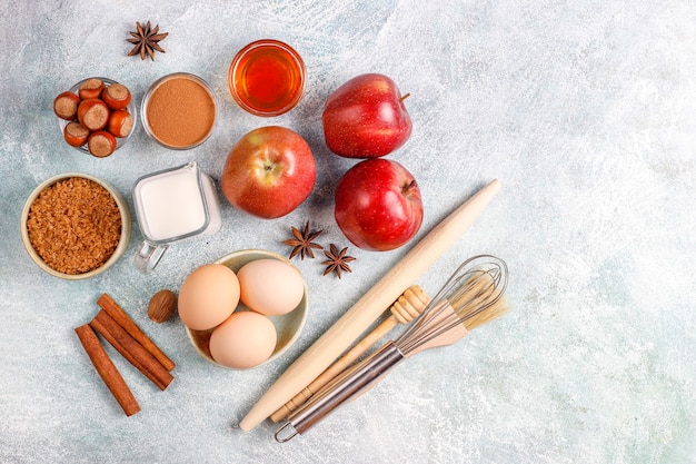 Ingredienti di cottura tradizionali autunnali: mele, cannella, noci.