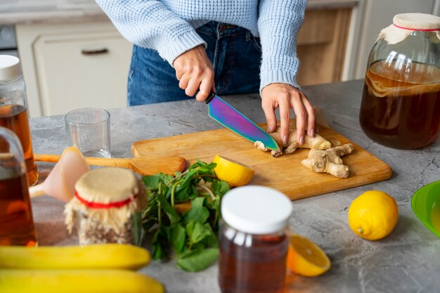 Ingredienti di taglio della donna dell'angolo alto