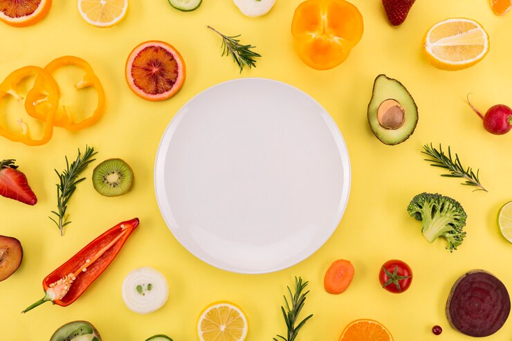 Foto gratuito ingredienti e piastra di succo e frullato