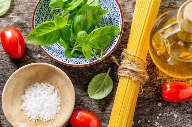 Ingredienti italiani freschi saporiti per cucinare su vecchio fondo di legno. Avvicinamento. Cucina o concetto di sfondo di cucina