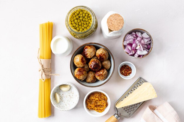 Ingredienti per la cottura di pasta di spaghetti con polpette in salsa a crema